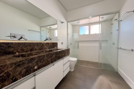 Casa de condomínio à venda com 325m², 3 quartos e 4 vagasBanheiro da Suíte 1