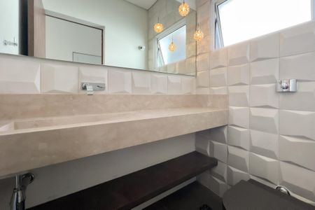 Casa de condomínio à venda com 325m², 3 quartos e 4 vagasLavabo