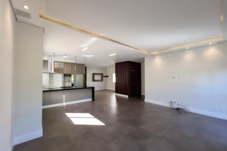 Casa de condomínio à venda com 325m², 3 quartos e 4 vagasSala