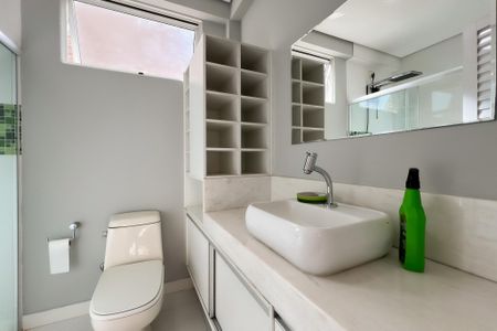 Casa de condomínio à venda com 325m², 3 quartos e 4 vagasBanheiro da churrasqueira
