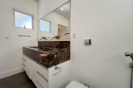 Casa de condomínio à venda com 325m², 3 quartos e 4 vagasBanheiro da Suíte 1