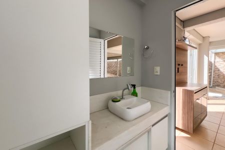 Casa de condomínio à venda com 325m², 3 quartos e 4 vagasBanheiro da churrasqueira