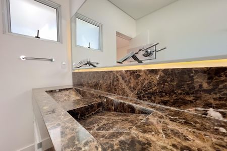 Casa de condomínio à venda com 325m², 3 quartos e 4 vagasBanheiro da Suíte 1