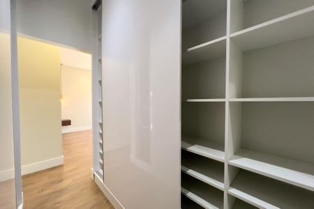 Casa de condomínio à venda com 325m², 3 quartos e 4 vagasCloset