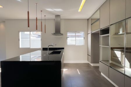 Casa de condomínio à venda com 325m², 3 quartos e 4 vagasCozinha