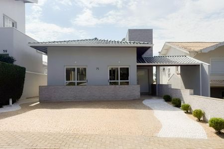 Casa de condomínio à venda com 325m², 3 quartos e 4 vagasFachada