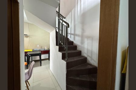 Casa para alugar com 114m², 2 quartos e 5 vagas Casa para alugar com 114m², 2 quartos e 5 vagasEscada