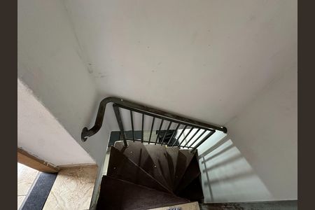 Casa para alugar com 114m², 2 quartos e 5 vagas Casa para alugar com 114m², 2 quartos e 5 vagasEscada
