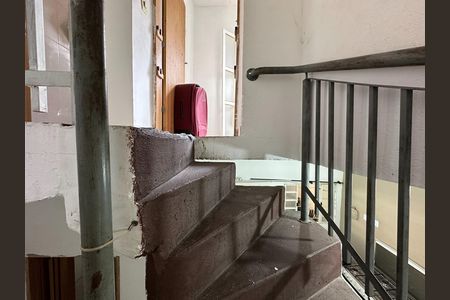 Casa para alugar com 114m², 2 quartos e 5 vagas Casa para alugar com 114m², 2 quartos e 5 vagasEscada