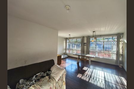 Casa à venda com 216m², 3 quartos e 4 vagas Casa à venda com 216m², 3 quartos e 4 vagasSala