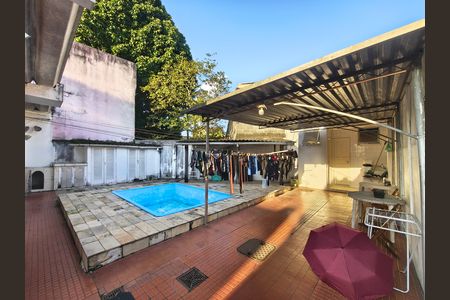 Casa à venda com 216m², 3 quartos e 4 vagas Casa à venda com 216m², 3 quartos e 4 vagasQuintal com piscina