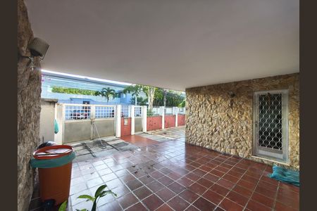 Casa à venda com 216m², 3 quartos e 4 vagas Casa à venda com 216m², 3 quartos e 4 vagasQuintal
