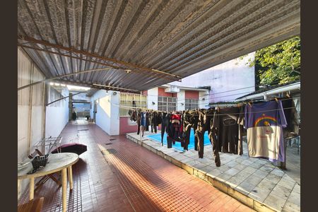 Casa à venda com 216m², 3 quartos e 4 vagas Casa à venda com 216m², 3 quartos e 4 vagasQuintal com piscina