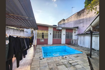 Casa à venda com 216m², 3 quartos e 4 vagas Casa à venda com 216m², 3 quartos e 4 vagasQuintal com piscina