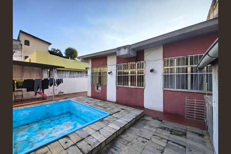 Casa à venda com 216m², 3 quartos e 4 vagas Casa à venda com 216m², 3 quartos e 4 vagasQuintal com piscina
