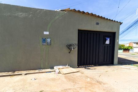 Casa à venda com 83m², 2 quartos e 2 vagas Casa à venda com 83m², 2 quartos e 2 vagasFachada