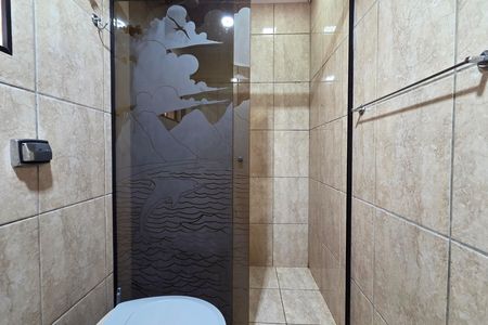 Banheiro de apartamento para alugar com 1 quarto, 45m² em Guilhermina, Praia Grande