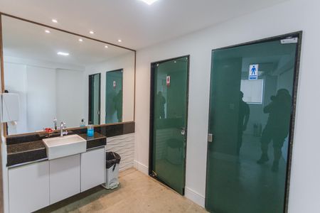 Apartamento para alugar com 70m², 2 quartos e 2 vagasÁrea comum - Banheiro do Salão de festas/Churrasqueira