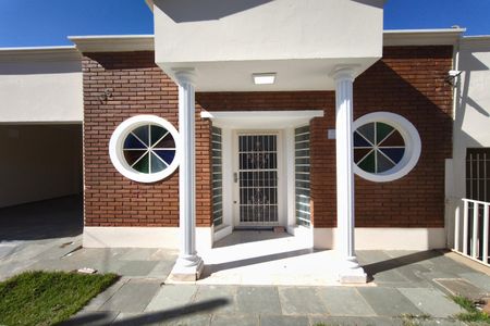 Casa para alugar com 250m², 3 quartos e 4 vagas Casa para alugar com 250m², 3 quartos e 4 vagasQuintal - Garagem
