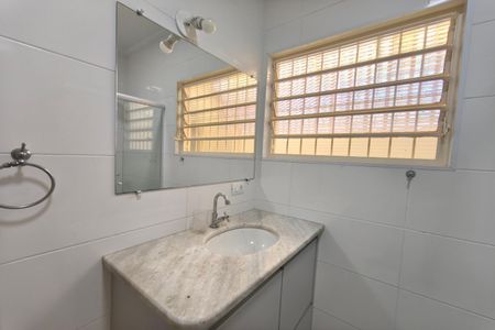 Casa para alugar com 250m², 3 quartos e 4 vagas Casa para alugar com 250m², 3 quartos e 4 vagasBanheiro Social