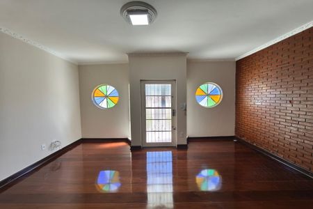 Casa para alugar com 250m², 3 quartos e 4 vagas Casa para alugar com 250m², 3 quartos e 4 vagasSala