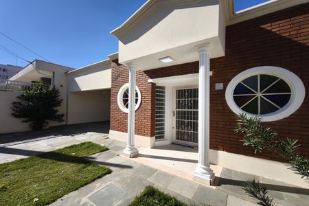 Casa para alugar com 250m², 3 quartos e 4 vagas Casa para alugar com 250m², 3 quartos e 4 vagasQuintal - Garagem