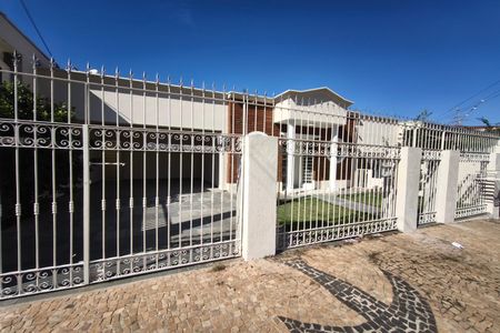 Casa para alugar com 250m², 3 quartos e 4 vagas Casa para alugar com 250m², 3 quartos e 4 vagasFachada