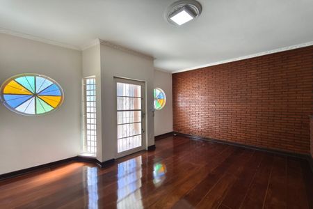 Casa para alugar com 250m², 3 quartos e 4 vagas Casa para alugar com 250m², 3 quartos e 4 vagasSala