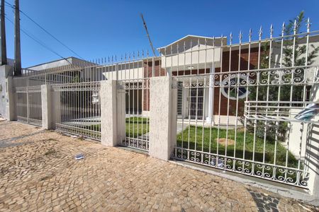 Casa para alugar com 250m², 3 quartos e 4 vagas Casa para alugar com 250m², 3 quartos e 4 vagasFachada