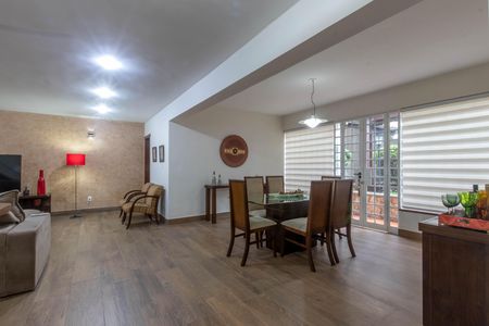 Casa à venda com 410m², 4 quartos e 4 vagas Casa à venda com 410m², 4 quartos e 4 vagasSala