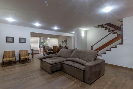 Casa à venda com 410m², 4 quartos e 4 vagas Casa à venda com 410m², 4 quartos e 4 vagasSala