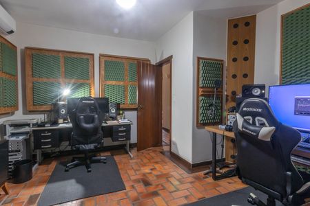 Casa à venda com 410m², 4 quartos e 4 vagas Casa à venda com 410m², 4 quartos e 4 vagasQuarto 4