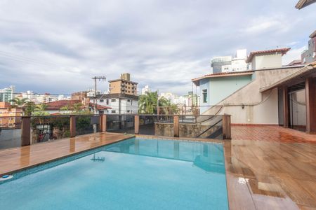 Casa à venda com 410m², 4 quartos e 4 vagas Casa à venda com 410m², 4 quartos e 4 vagasPiscina