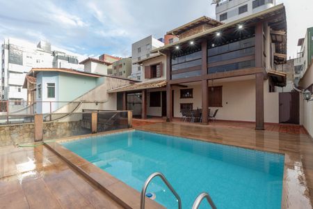 Casa à venda com 410m², 4 quartos e 4 vagas Casa à venda com 410m², 4 quartos e 4 vagasPiscina