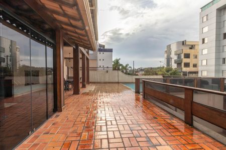 Casa à venda com 410m², 4 quartos e 4 vagas Casa à venda com 410m², 4 quartos e 4 vagasÁrea externa