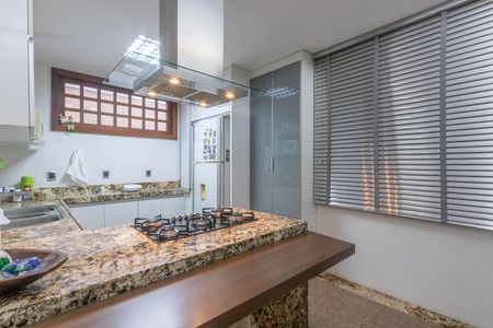 Casa à venda com 410m², 4 quartos e 4 vagas Casa à venda com 410m², 4 quartos e 4 vagasCozinha