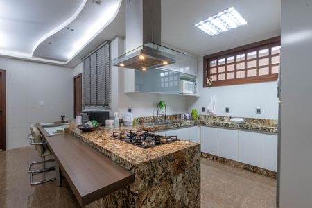 Casa à venda com 410m², 4 quartos e 4 vagas Casa à venda com 410m², 4 quartos e 4 vagasCozinha