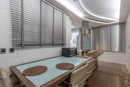 Casa à venda com 410m², 4 quartos e 4 vagas Casa à venda com 410m², 4 quartos e 4 vagasCozinha