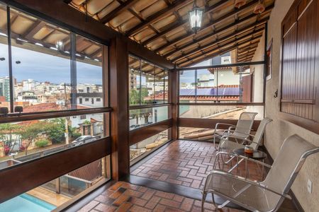 Casa à venda com 410m², 4 quartos e 4 vagas Casa à venda com 410m², 4 quartos e 4 vagasVaranda