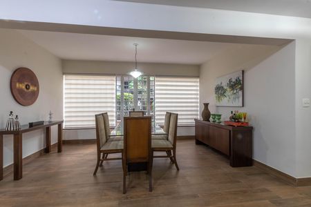 Casa à venda com 410m², 4 quartos e 4 vagas Casa à venda com 410m², 4 quartos e 4 vagasSala