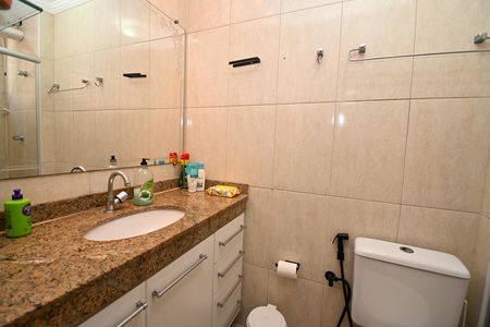 Banheiro da Suíte de apartamento à venda com 3 quartos, 75m² em Cabral, Contagem