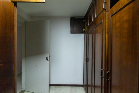 Casa à venda com 190m², 4 quartos e 2 vagas Casa à venda com 190m², 4 quartos e 2 vagasCloset