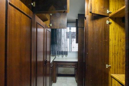 Casa à venda com 190m², 4 quartos e 2 vagas Casa à venda com 190m², 4 quartos e 2 vagasCloset