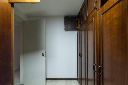 Casa à venda com 190m², 4 quartos e 2 vagas Casa à venda com 190m², 4 quartos e 2 vagasCloset