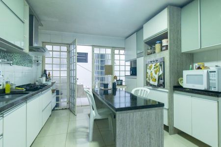 Casa à venda com 190m², 4 quartos e 2 vagas Casa à venda com 190m², 4 quartos e 2 vagasCozinha