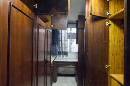 Casa à venda com 190m², 4 quartos e 2 vagas Casa à venda com 190m², 4 quartos e 2 vagasCloset