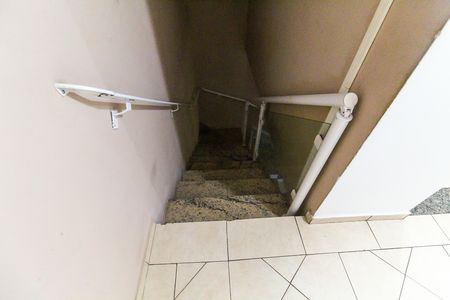 Casa de condomínio para alugar com 80m², 2 quartos e 1 vagaEscada