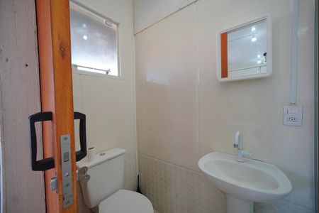Banheiro Social de kitnet/studio para alugar com 1 quarto, 15m² em Balneario, Florianópolis