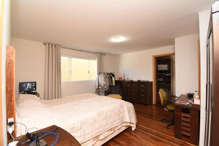 Casa à venda com 443m², 5 quartos e 5 vagasSuíte 2