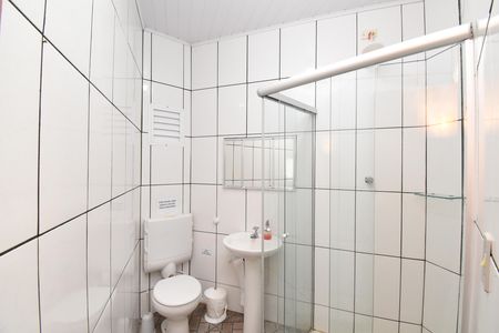 Casa à venda com 443m², 5 quartos e 5 vagasBanheiro do Quarto Externo 2